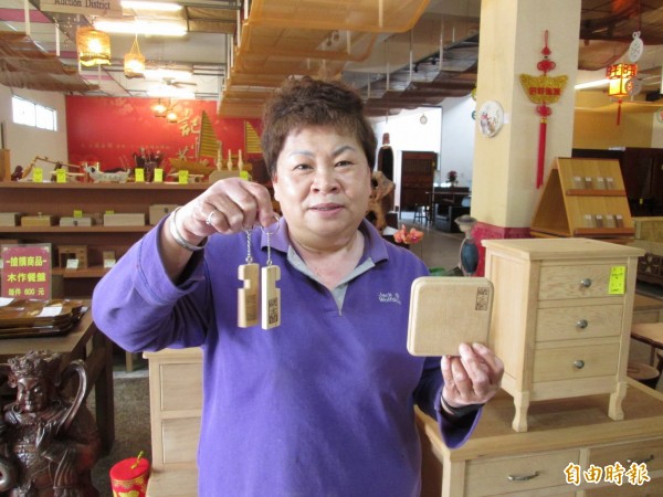 南市環保局藏金閣拍賣會週六登場,推出檜木多功能鑰匙圈及實木杯墊。(記者蔡文居攝)
