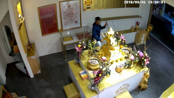 竊賊潛入四面佛堂偷竊,先拜後偷還幫倒垃圾。(記者黃良傑翻攝)