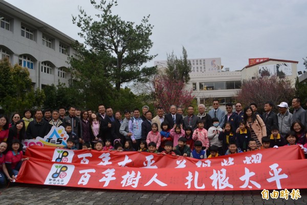 太平區太平國小今年歡度100週年校慶，今天舉辦植樹活動，希望樹木陪伴世世代代的師生成長、茁壯。（記者陳建志攝）