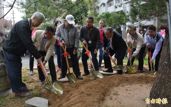 太平國小慶祝百週年校慶，今天由校長湯正茂（左4）、校慶籌備會主委余文欽（右3）等人一起動鏟植樹。（記者陳建志攝）