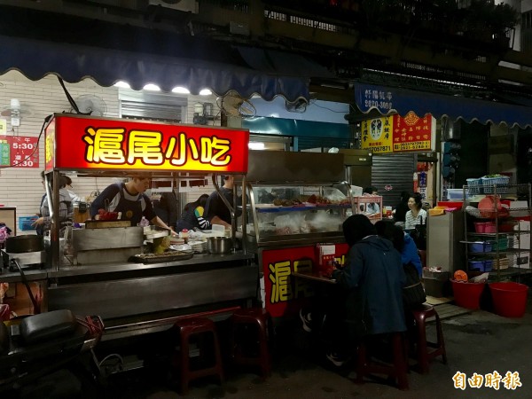 滬尾小吃在淡水區中山路,介於路邊攤、小吃店間的隨興。(記者陳心瑜攝)
