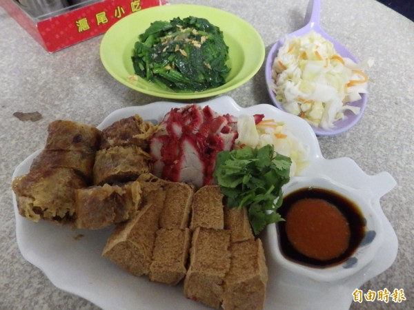 滬尾小吃招牌菜「三炸」五香肉捲、紅燒肉和炸油豆腐。(記者陳心瑜攝)
