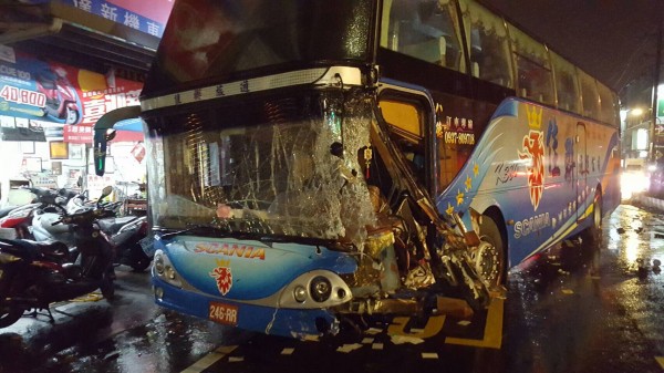圖中遊覽車草嶺旅遊返回八德途中,自撞釀11人受傷。(記者李容萍翻攝)