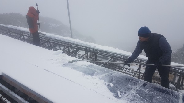 氣象站人員忙著剷雪。(記者劉濱銓翻攝)