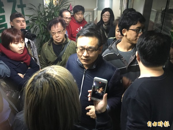 統派社團的胡姓男子在鬧場後,被獨派社團成員團團包圍。(記者鄭鴻達攝)