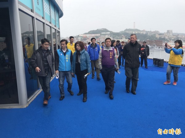 基隆市議會臨時會市政考察,發現東岸商場頂樓跑道變成一片藍海,業者解釋跑道還在整理,保護膜還未施工。(記者林欣漢攝)