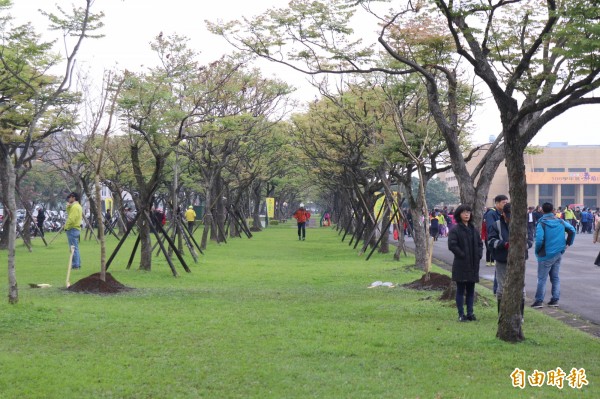 宜蘭縣政府與羅東林管處於今日在宜蘭運動公園，舉行「宜運景觀新風貌，再現台灣原生綠」植樹暨護樹活動。（記者林敬倫攝）