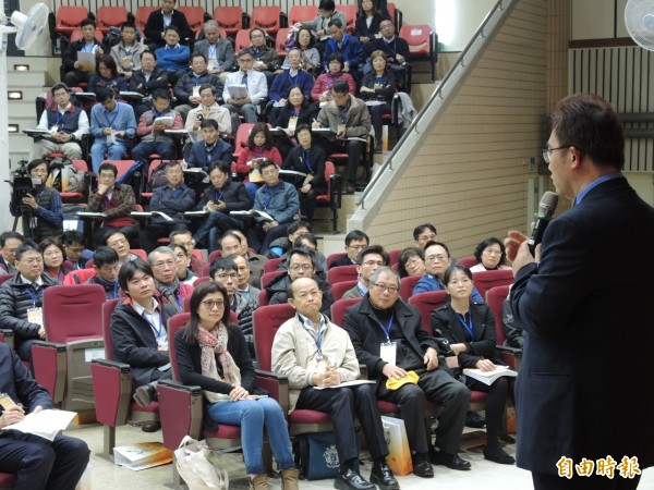 吳昌期勉勵在座國小校長，繼續為教育努力奉獻。（記者翁聿煌攝）