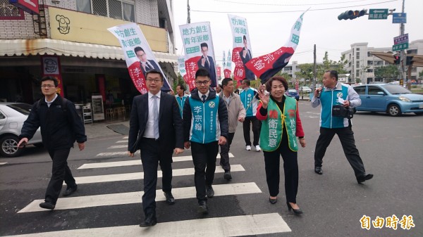 立法院副院長蔡其昌（前左二）陪同李宗翰（前左三）步行前往民進黨新營黨部，完成黨內台南市第一選區市議員初選登記。（記者楊金城攝）