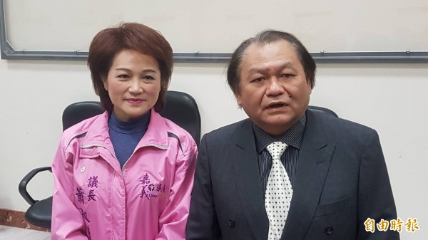 嘉市議長蕭淑麗(左)延攬嘉市小英之友會副會長邱楹棟(右)擔任議會機要秘書。(記者丁偉杰攝)