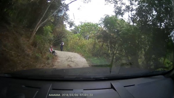 家住大雅，卻迷失在霧峰山區，霧峰分局順利尋獲走失老翁，老翁卻說不出為何到霧峰山區。（記者蘇金鳳翻攝）