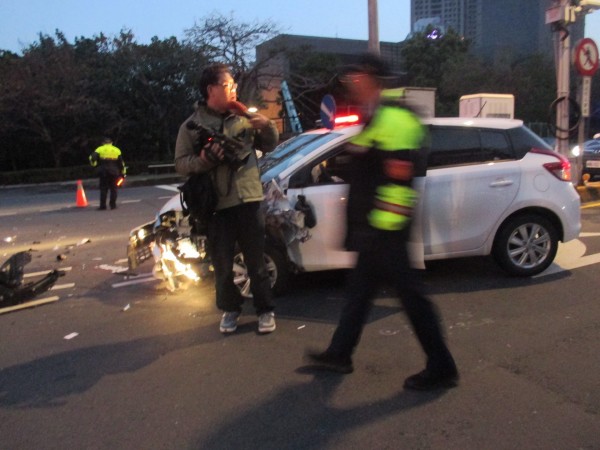 陳男酒駕，車頭全毀。（記者楊政郡翻攝）