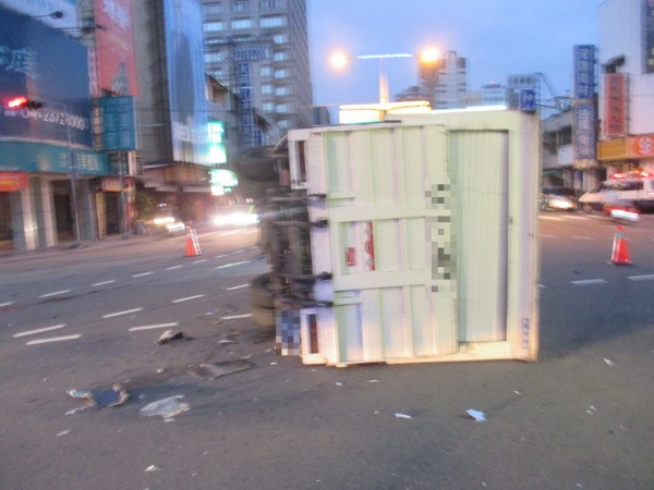 小貨車被撞翻，車內3人受到輕傷。（記者楊政郡翻攝）