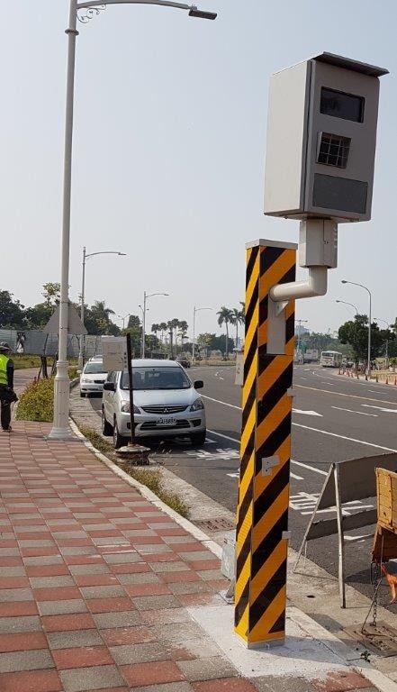 高雄環狀輕軌沿線凱旋四路上，增設闖紅燈照相器，16日開始取締。（記者黃良傑翻攝）