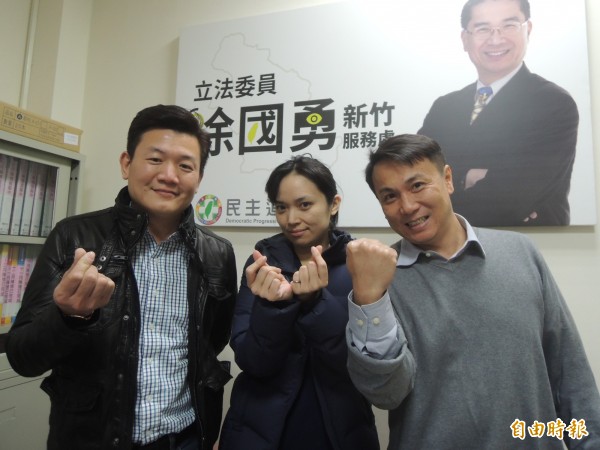 民進黨新竹縣黨部辦理議員參選登記，其中第1選區竹北市已完成登記的有張珈源、邱盈滋和王誠緯（左起3人），3人都是年輕新人，也都是立委邱泰源的助理。（記者廖雪茹攝）