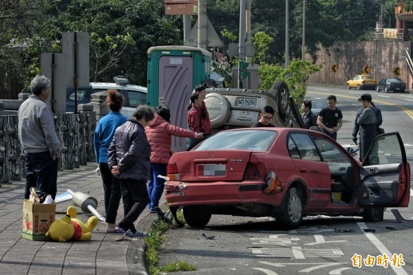 北市至善路三段今天下午發生一起休旅車下山時，失速撞上對向停在路邊的轎車，所幸駕駛僅輕傷送醫；行經機車騎士看見前方發生車禍，減速慢行時，卻被後方尾隨，同樣也是看熱鬧的宅配員當場撞上，雙雙受傷送醫。（記者鹿俊為攝）