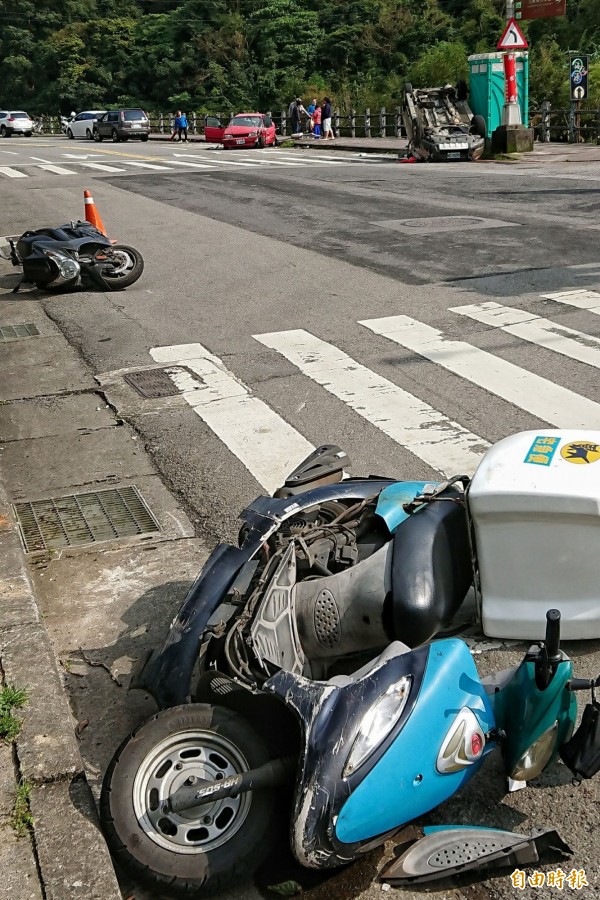 行經機車騎士看見前方發生車禍，減速慢行時，卻被後方尾隨，同樣也是看熱鬧的宅配員當場撞上，雙雙受傷送醫。（記者鹿俊為攝）