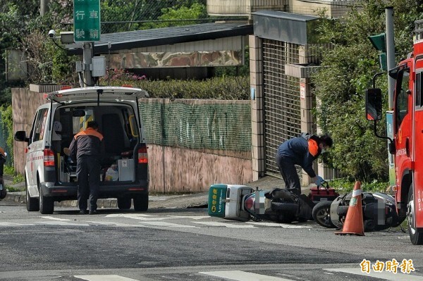 救護人員將看熱鬧而撞車的宅配員送醫救治。（記者鹿俊為攝）