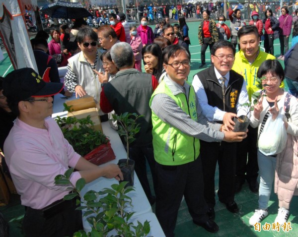 民眾大排長龍，依序領取彰化市長邱建富贈予的樹苗。（記者湯世名攝）