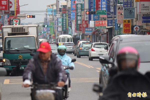 宜蘭縣內交通號誌未同步，交通瓶頸多，市區常成為停車場。（記者林敬倫攝）