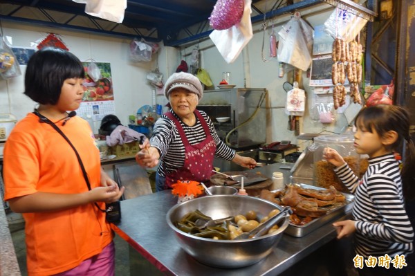 彰化南郭國小資優班學生到民生市場進行小旅行。（記者劉曉欣攝）