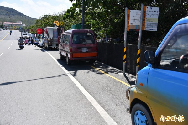 公車停靠區周邊遭違規佔用成「日常」。（記者蔡宗憲攝）