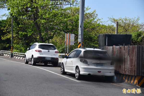 公車停靠區周邊遭違規佔用成「日常」。（記者蔡宗憲攝）