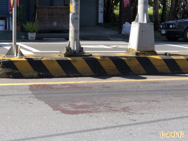 87歲鍾姓老翁未走人行天橋違規穿越馬路被自小客車撞倒，現場留有大片血跡。（記者佟振國攝）