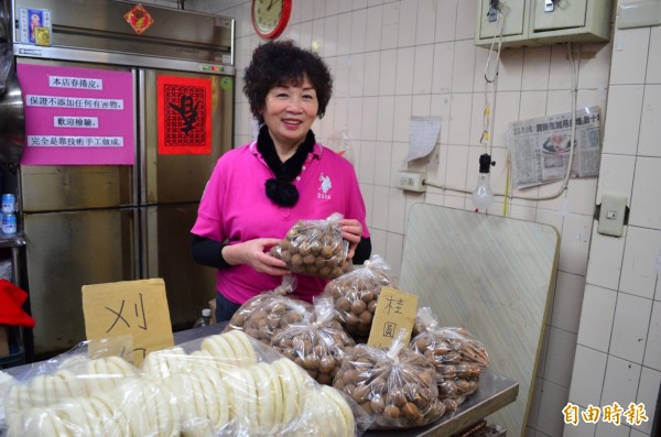 新竹市東門市場「潤餅皮老店」，由第二代李招枝傳承48年的好味道，每到清明節前後，都吸引民眾排隊購買。（記者洪美秀攝）