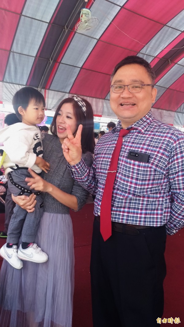 媽媽們帶著孩子開心和接生的婦產醫師林嘉祈合照。(記者廖淑玲攝)