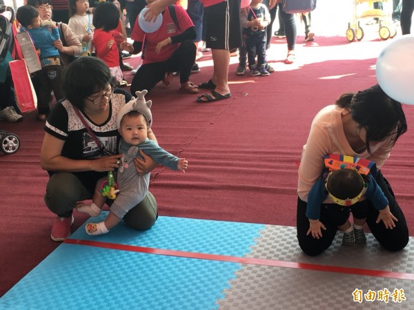 寶寶爬行比賽妙趣橫生。(記者廖淑玲攝)