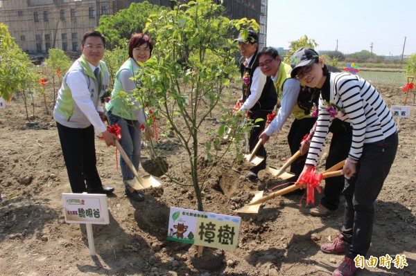 林務局南投林區管理處秘書王怡靖(右1)和縣長魏明谷(左1)、立委陳素月(左2)等民代,見證在污染農地種樹儀式。(記者張聰秋攝)