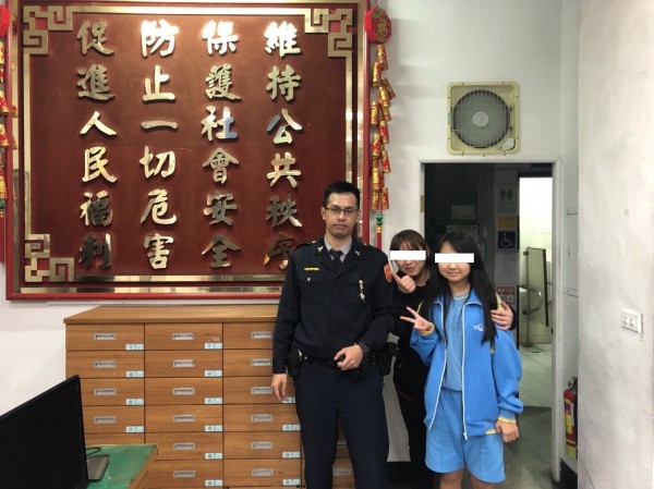 五分埔派出所警員吳鎮宇協助找回女學生手機。（記者姚岳宏翻攝）