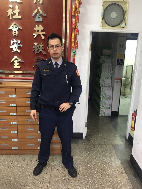 五分埔派出所警員吳鎮宇協助找回女學生手機。（記者姚岳宏翻攝）