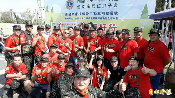 海軍陸戰隊雲嘉南聯盟退役人員組團慨捐熱血。（記者王俊忠攝）