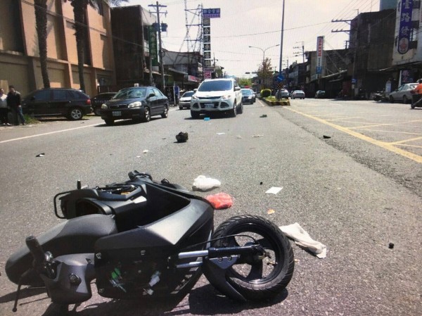 老翁騎車準備橫越馬路，卻遭白色休旅車撞上，緊急送醫仍宣告不治。（記者劉濱銓翻攝）