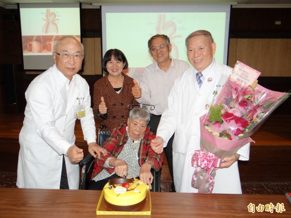 台南市立醫院名譽院長吳明和醫師(右一)與秀傳醫療體系副總裁牟聯瑞醫師(左一)為劉阿嬤手術成功、切蛋糕慶重生。(記者王俊忠攝)