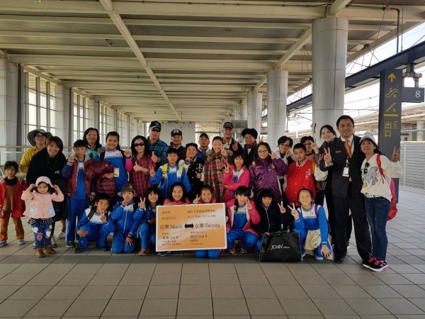 高鐵苗栗站送出五十張車票，要讓南投卡杜部落居民開心出遊。（記者鄭名翔翻攝）