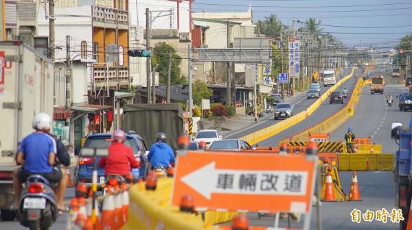 台十七線封閉南下車道一公里，並調整原北上的快車道供南下車輛行駛。（記者陳彥廷攝）