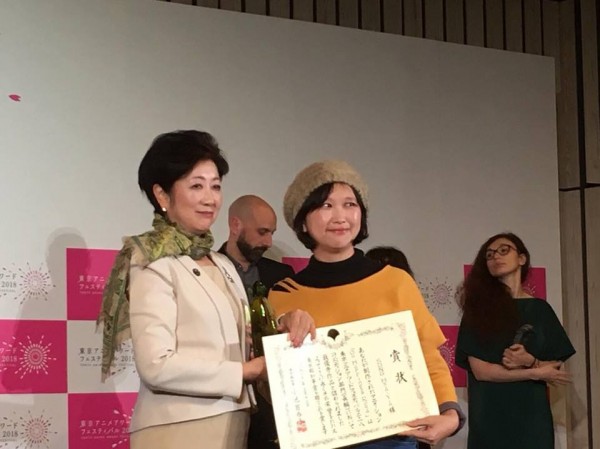台灣動畫導演宋欣穎(前排右)以「幸福路上」奪下東京國際動畫節最佳長片,十二日頒獎典禮從東京都知事小池百合子(左)手中接下獎狀。(宋欣穎提供)
