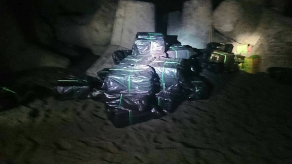海巡署第一三總隊在南迴加津林岸際查獲漁船運私菸。(記者王秀亭翻攝)
