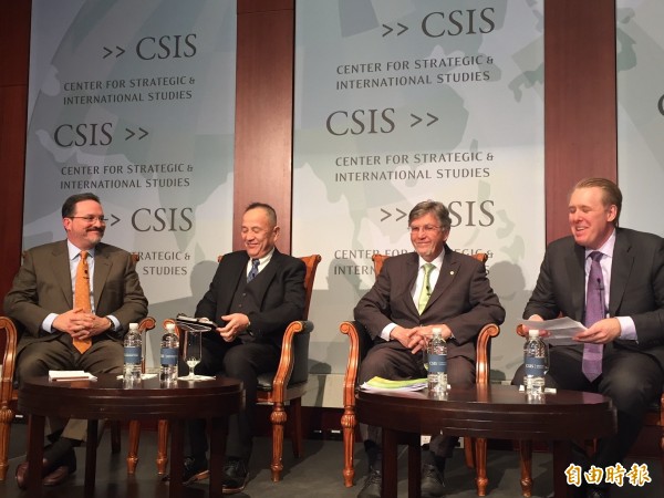 美國智庫「戰略暨國際研究中心」(CSIS)今天就美台日在印太戰略中的角色舉行座談會。左起CSIS副總裁葛林、前日本海上自衛隊將領吉田正紀、民進黨駐美代表彭光理與CSIS中國項目主任張克斯。(記者曹郁芬攝) 美國智庫「戰略暨國際研究中心」(CSIS)今天就美台日在印太戰略中的角色舉行座談會。左起CSIS副總裁葛林、前日本海上自衛隊將領吉田正紀、民進黨駐美代表彭光理與CSIS中國項目主任張克斯。(記者曹郁芬攝)