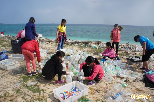 隘門國小隨手整理海洋廢棄物，輕而易舉就能堆出塑膠瓶山。（記者劉禹慶攝）