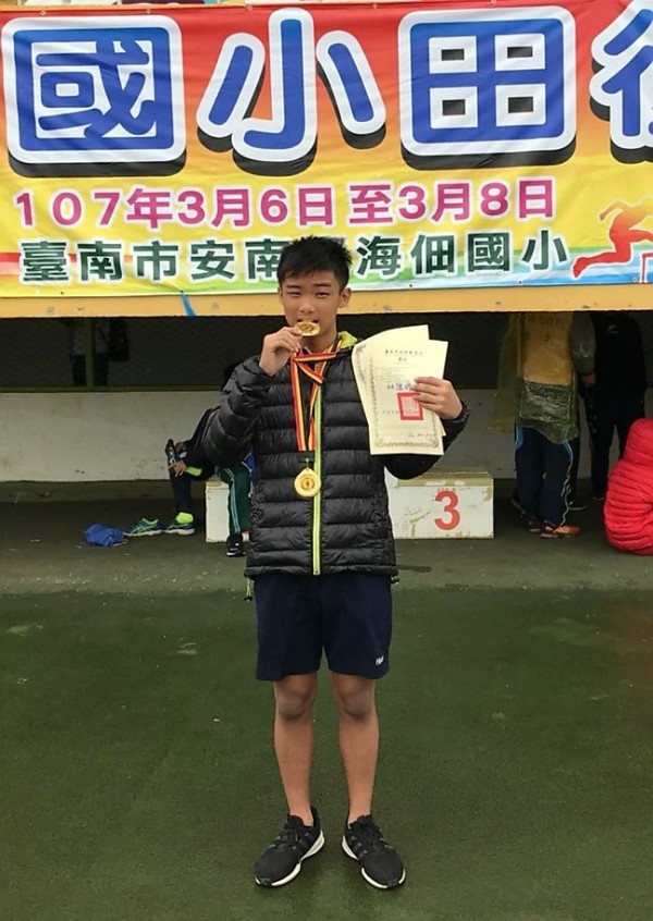 偏鄉小校吉貝耍國小參加今年南市國小田徑錦標賽,張肇峯奪男童丙組60公尺及100公尺個人賽雙料冠軍,優異表現令人讚賞。(圖由吉貝耍國小提供)