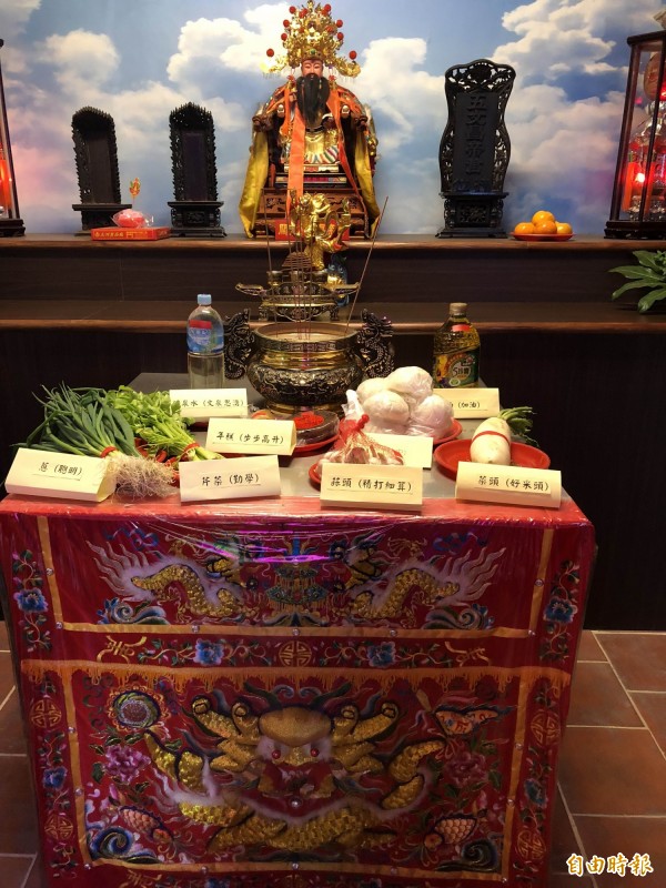 考生拜文昌帝君的供品最常見的有包子、粽子及蔥蒜等。(記者湯世名攝)