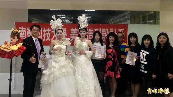 南榮科技大學美容造型設計系老師李芬如(右三)與學生蔡佩吟(左四)參加2018曼谷國際美容美髮大賽摘金,獲校長王俊惠(左一)公開表揚。(記者王涵平攝)