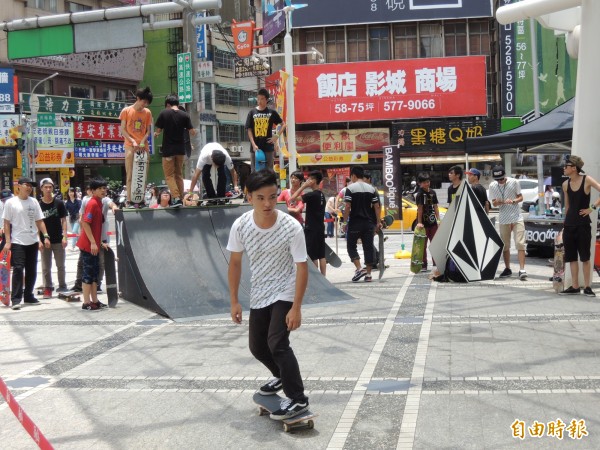 新竹市政府將在頭前溪大橋下的河濱公園新闢首座標準滑板賽事場地，提供滑板迷長期希望有場地練習及辦比賽的需求，本月動工後，年底會完工。（記者洪美秀攝）