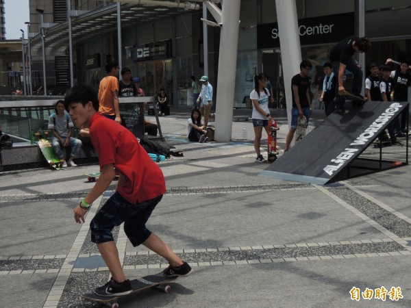 新竹市政府將在頭前溪大橋下的河濱公園新闢首座標準滑板賽事場地，提供滑板迷長期希望有場地練習及辦比賽的需求。（記者洪美秀攝）