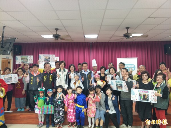 北區公所為慶生推出導覽手冊,並且邀請國小學童及飯店業者共同到市場採買,藉此推動「食育」課程。(記者邱灝唐攝)
