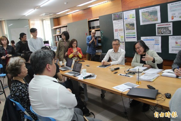 市府今天開記者會表示,將在中山區都市計劃通盤檢討內納入開發許可,讓「大彎北段」違規住戶繳納容積樓地板面積每坪18.23萬元或16.18萬元的回饋金就可以就地合法。(記者鍾泓良攝) 市府今天開記者會表示,將在中山區都市計劃通盤檢討內納入開發許可,讓「大彎北段」違規住戶繳納容積樓地板面積每坪18.23萬元或16.18萬元的回饋金就可以就地合法。(記者鍾泓良攝)